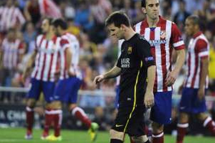 Reaksi pemain depan Barcelona, Lionel Messi, saat timnya takluk 0-1 dari Atletico Madrid pada partai perempat final Liga Champions di stadion Vicente Calderon, 9 April 2014.