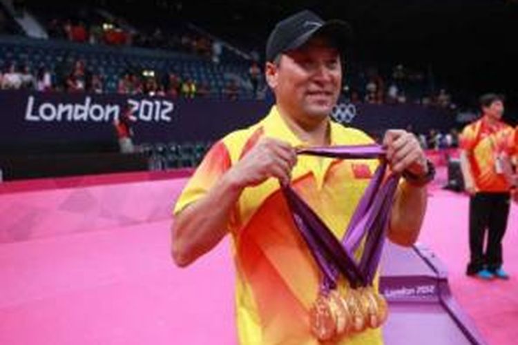 Pelatih kepala bulu tangkis China, Li Yongbo memegang lima medali emas yang diperoleh pebulu tangkis China saat Olimpiade 2012, di London.