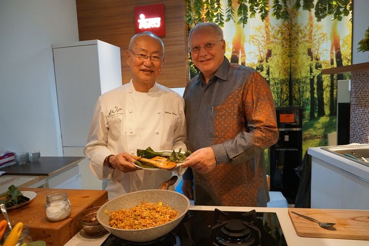 Pakar kuliner William Wongso (kiri) bersama Presiden Direktur TEKA Indonesia, Rami Kuwatly.