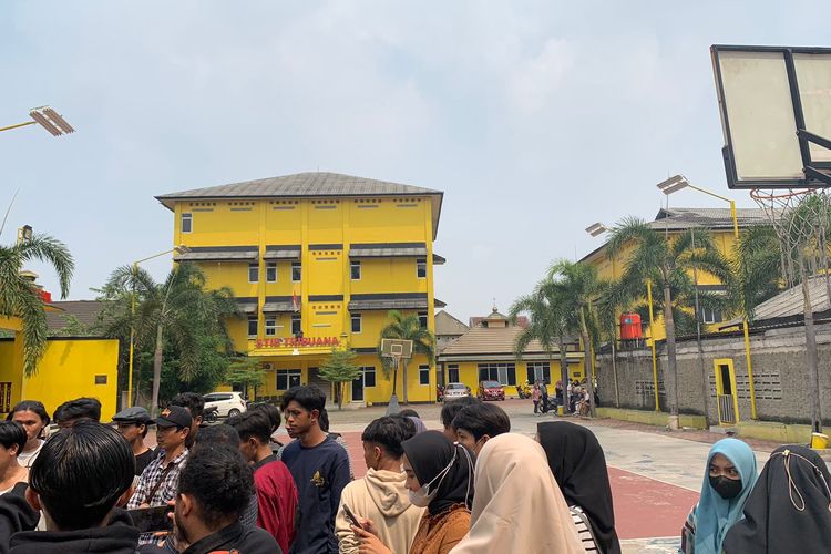 Para mahasiswa menyeruduk kampus mereka menuntut kejelasan dari pihak kampus STIE (sekolah tinggi ilmu ekonomi) Tribuana, Margahayu, Bekasi Timur, Senin (5/6/2023). STIE Tribuana dicabut izin operasionalnya oleh Kementerian Pendidikan, Kebudayaan Riset, dan Teknologi (Kemendikbudristek).