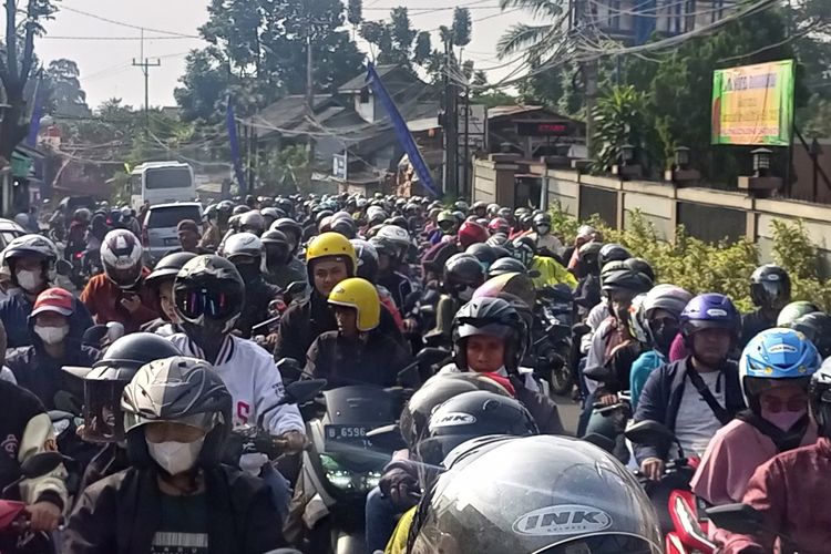 Situasi kepadatan arus kendaraan motor di Puncak Bogor, Jawa Barat, Minggu (30/4/2023).