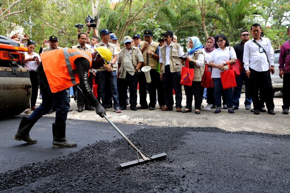 Kementerian Pekerjaan Umum dan Perumahan Rakyat (PUPR) melakukan uji coba pembangunan jalan aspal dengan campuran limbah plastik, sepanjang 700 meter di Universitas Udayana, Bali, Sabtu (29/7/2017). 