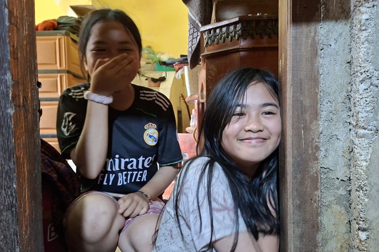 Kisah Kakak Beradik Korban Banjir Lebong: Jemur Buku Pelajaran yang Berlumpur demi Bisa Ujian