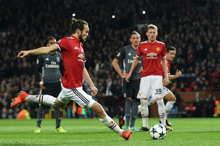 Gelandang Manchester United asal Belanda, Daley Blind, mencetak gol kedua timnya ke gawang Benfica dalam penyisihan Grup A Liga Champions di Old Trafford, Manchester, Selasa (31/10/2017).