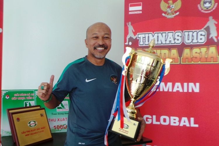 Pelatih tim nasional U-16 Indonesia, Fakhri Husaini, berfoto dengan trofi Tien Phong Plastic Cup 2017 seusai menjalani sesi wawancara dengan KOMPAS.com dan JUARA di Mess Senopati Kopassus, Cijantung, Rabu (21/6/2017). 