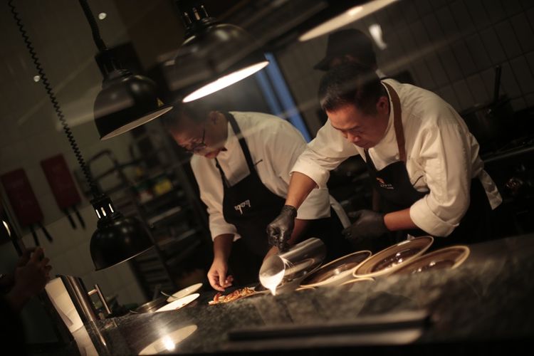 Chef Degan Septoadji dan Executive Chef Garrya Bianti Edy Santoso menyiapkan sajian The Masters Plate Thai Legacy di Refresh All-day Dining di Garrya Bianti Yogyakarta, Sabtu (22/11/2025). 