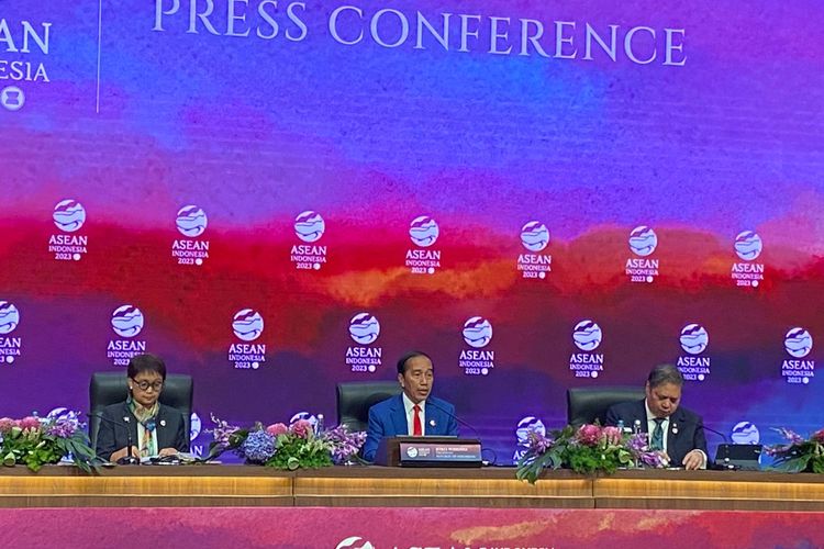 Presiden Joko Widodo dalam konferensi pers pasca penutupan Konferensi Tingkat Tinggi (KTT) ASEAN ke-43 di JCC, Jakarta, Kamis (7/9/2023). 