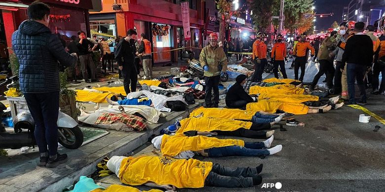 Jenazah para korban tewas dari tragedi Halloween Itaewon di distrik ibu kota Seoul, Korea Selatan, Minggu (30/10/2022). Para korban diyakini tewas karena gagal jantung akibat berdesakan dan terinjak-injak dalam kerumunan ribuan orang yang merayakan pesta Halloween.