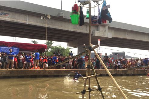 Keseruan Panjat Pinang di Kalimalang