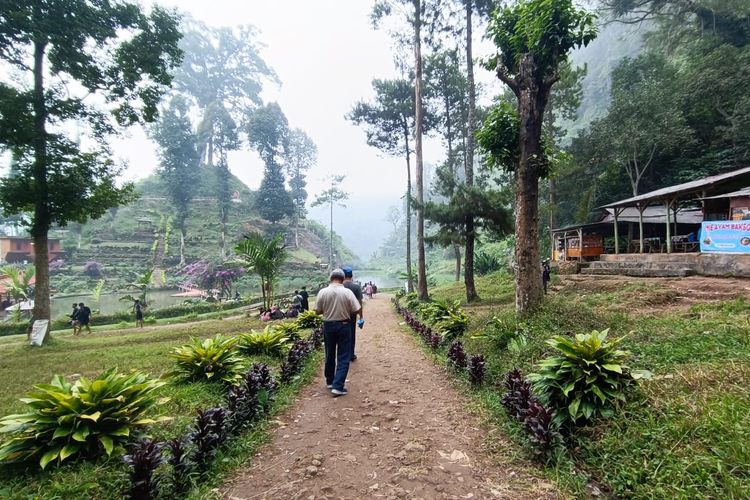 Perjalanan masuk ke destinasi Curug Citambur di Kabupaten Cianjur, Jawa Barat, Jumat (28/4/2023).