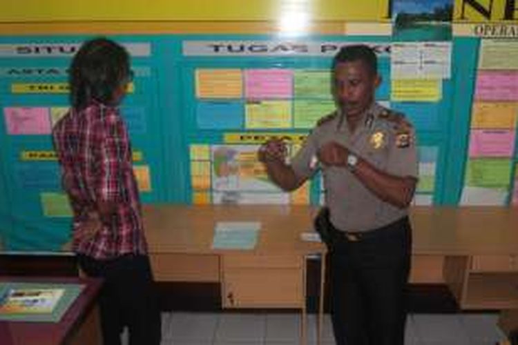 Perwira Urusan Humas Iptu Jahja Rumra menunjukkan barang bukti dan pelaku pengedar sabu dan ekstasi di Mapolres Kota Jayapura, Jumat (19/2/2016)