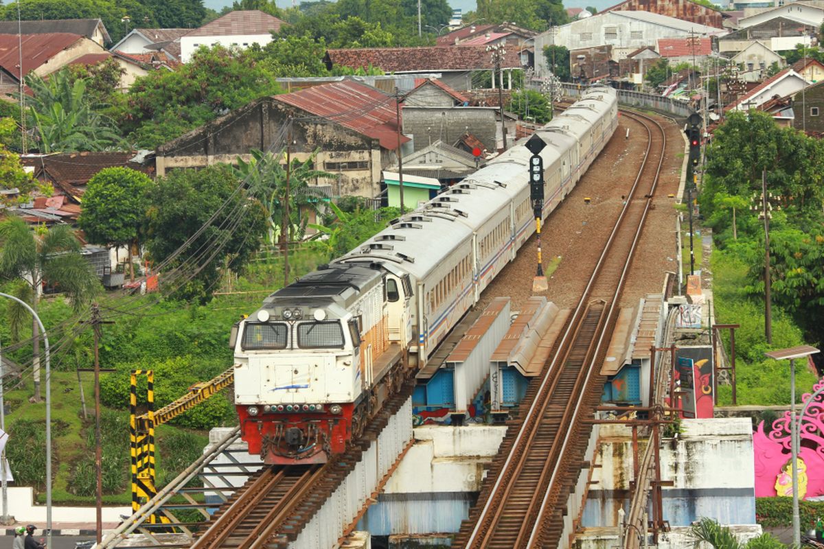 Ilustrasi kereta api, KA Ranggajati