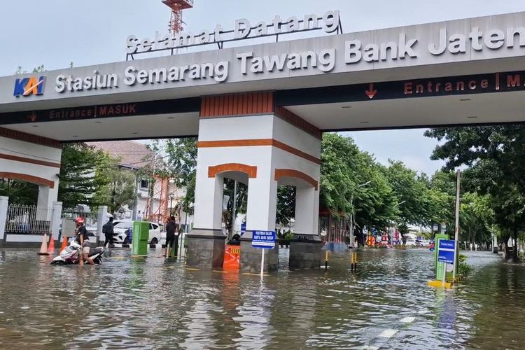 Kondisi Stasiun Tawang Semarang lumpuh total akibat banjir, Kamis (14/3/2024).