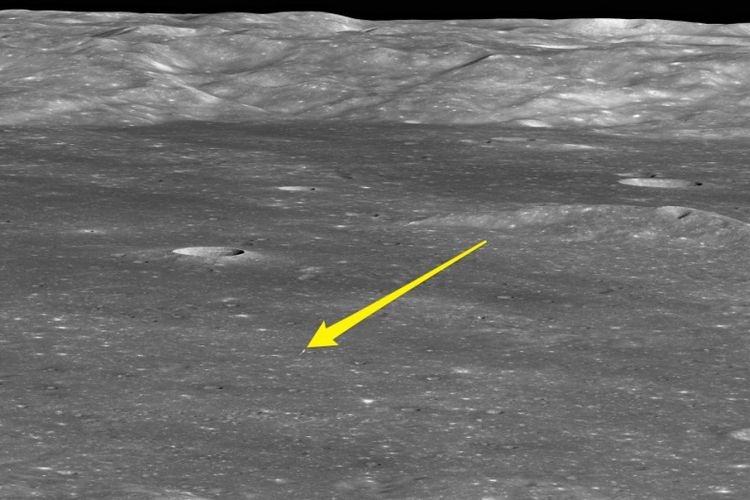 Anak panah kuning menunjukkan lokasi pendaratan wahana Change 4 dari pesawat ruang angkasa LRO milik NASA.