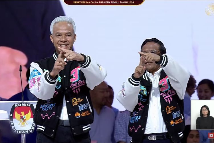 Pasangan calon presiden dan wakil presiden nomor urut 3, Ganjar Pranowo-Mahfud MD, kompak mengenakan jaket varsity hitam saat menghadiri debat kelima Pemilihan Presiden (Pilpres) 2024 di Jakarta Convention Center, Minggu (4/2/2024).