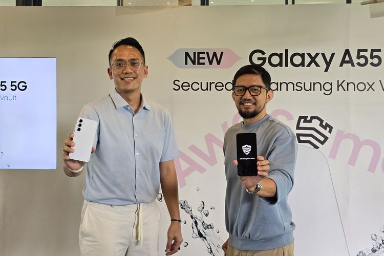 (kiri-kanan) MX Product Marketing Senior Manager Samsung Electronics Indonesia Ilham Indraman dan Head of B2B Innovation Lab Samsung Research Indonesia, Banu Afwan Pribadi dalam acara peluncuran Samsung Galaxy A55 dan A35 5G series yang berlangsung di Jakarta Pusat pada Senin (11/3/2024)