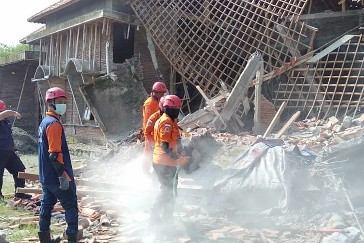 Petugas pemadam kebakaran dan PMI Tegal memotong beton untuk mengevakuasi pemilik rumah yang tertimpa di bawahnya, Minggu (29/3/2020)