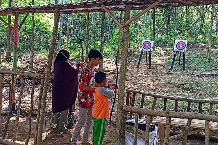 Wahana panahan untuk anak-anak di Wana Wisata Rusa Bogor. 