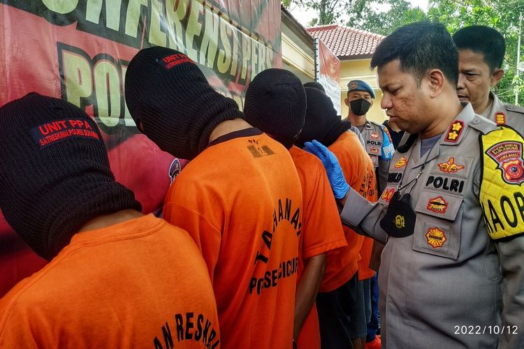 Kepala Polres Sukabumi AKBP Dedy Darmawansyah saat menginterogasi tersangka penganiayaan pelajar hingga tewas saat konferensi pers di Palabuhanratu, Sukabumi, Jawa Barat, Rabu (12/10/2022).