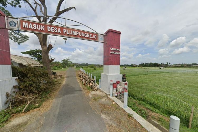 Pintu gerbang Desa Plumpungrejo, Kabupaten Blitar, Jawa Timur. 