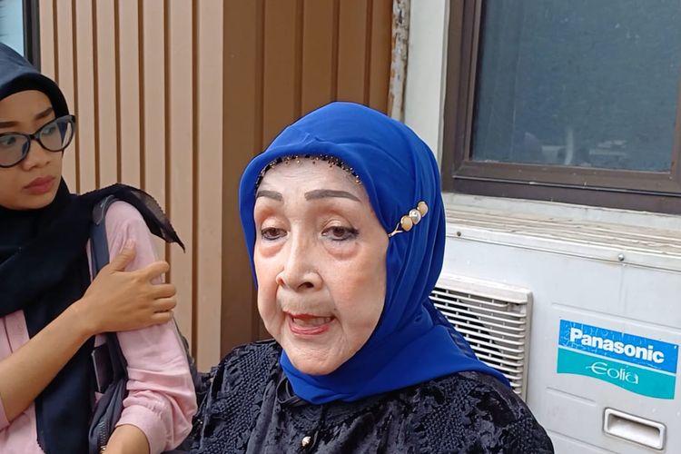 Ibunda Ferry Irawan, Hariati, saat ditemui Pengadilan Agama (PA) Jakarta Selatan, Kamis (6/7/2023).
