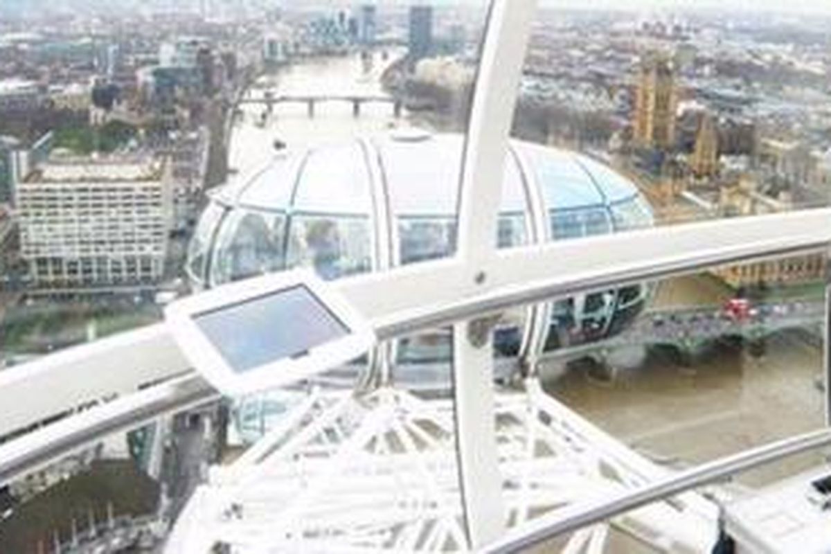 Samsung Galaxy Tab 10.1 inci, dipasangkan di setiap ruang kapsul London Eye.