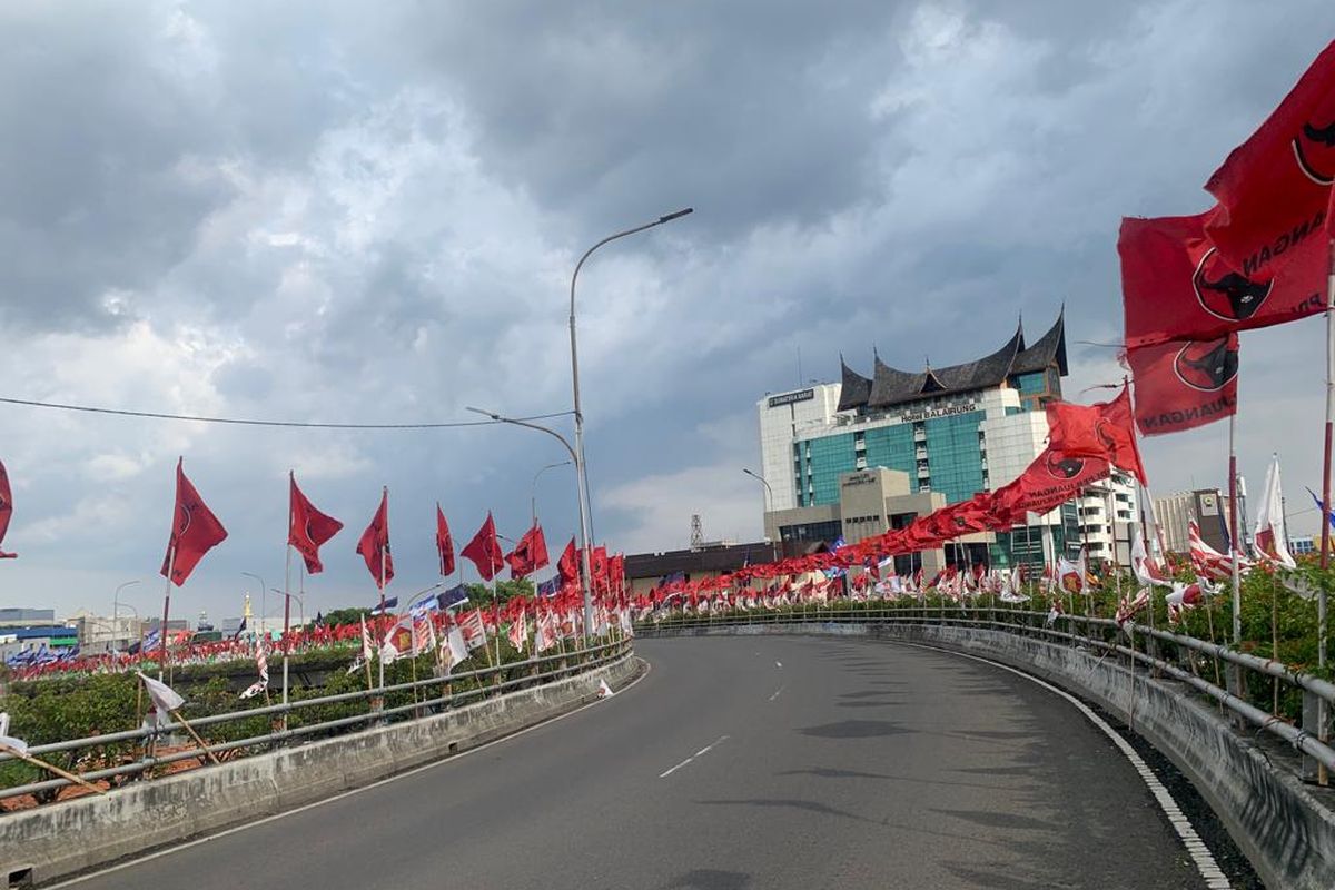 Ratusan bendera partai terpancang di pagar pembatas jalan flyover Senen dan Matraman, Jakarta Pusat, Jumat (12/1/2024). 