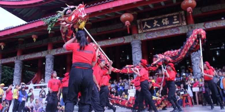 Penampilan liong dan barong dari Sasana Budaya Tionghoa Arya Dharma di Klenteng Sam Poo Kong, Semarang, saat prosesi arak-arakan Sam Poo, Minggu (31/7/2016).