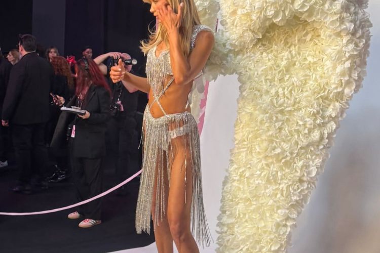 Style Bella Hadid di Victoria?s Secret Fashion Show 2025