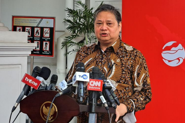 Menteri Koordinator Bidang Perekonomian sekaligus Ketua Umum Partai Golkar Airlangga Hartarto di Kompleks Istana Kepresidenan, Jakarta, Kamis (13/7/2023).