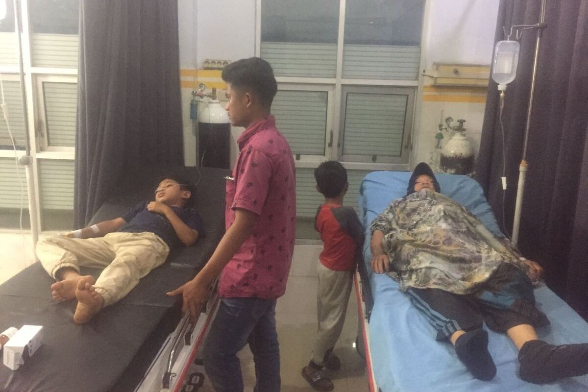 Warga saat mendapat perawatan di rumah sakit di Panyabungan. Sedikitnya 8 orang warga mengalami mual, muntah dan pingsan, setelah menghirup bau busuk yang diduga keluar dari areal proyek PLTP PT SMGP, di Desa Sibanggor Julu, Kecamatan Puncak Sorik Merapi, Kabupaten Mandailing Natal, Jumat (16/9/2022).