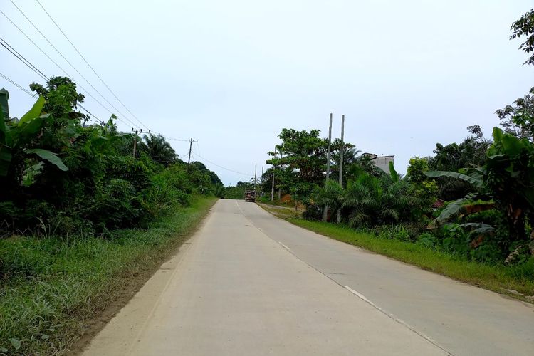 Jalan poros melintasi proyek Ibu Kota Negara (IKN) Nusantara dari Kelurahan Pemaluan menuju Desa Bumi Harapan, Kecamatan Sepaku, Kaltim, Februari 2023.