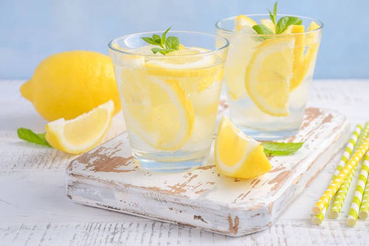 Manfaat dan efek samping minum air lemon setiap pagi.