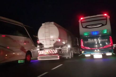 Pengemudi Ini Tak Paham Kode Sein Bus Malam, Berujung Tabrakan