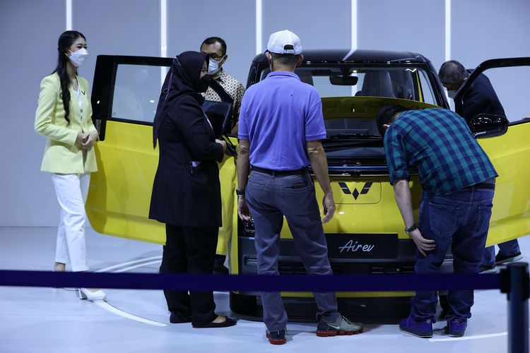 Pengunjung menyaksikan mobil listrik Wuling Air Ev di ajang Periklindo Electric Vehicle Show (PEVS) 2022 di JIExpo Kemayoran, Rabu (27/7/2022). Selain desainnya yang compact, pengisian daya Air ev bisa dilakukan di rumah dengan memperhatikan terlebih dahulu kapasitas listrik rumah, mengusung konsep easy home charging.