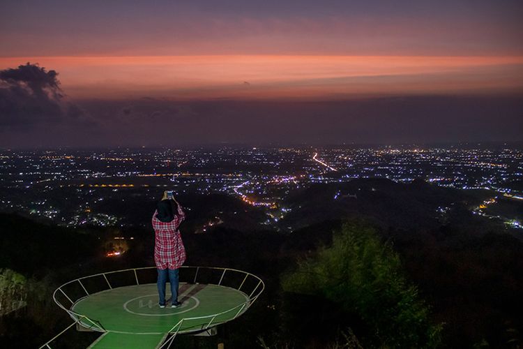 Foto usai matahari terbenam di Watu Goyang, Bantul.