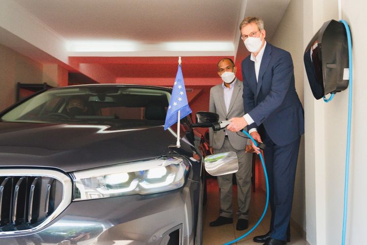 BMW Group Indonesia serahkan 530e iPerformance PHEV untuk delegasi Uni Eropa