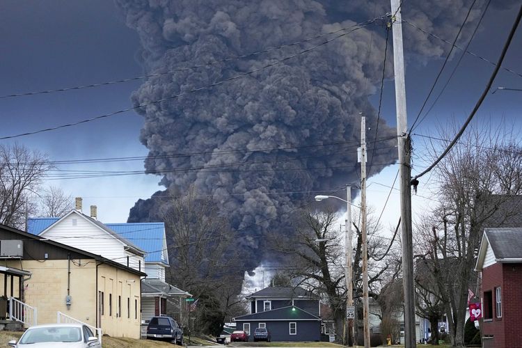Kepulan asap hitam di East Palestine, negara bagian Ohio, Amerika Serikat, setelah kecelakaan kereta di Ohio yaitu Norfolk Southern yang membawa bahan-bahan kimia tergelincir pada Jumat (3/2/2023).