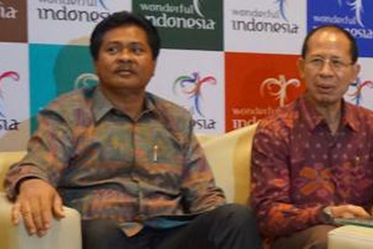 Wagub Bali I Ketut Sudikerta (kiri) dan Deputi Pengembangan Pemasaran Pariwisata Luar Negeri Kementerian Pariwisata I Gde Pitana (kanan) pada acara Bali and Beyond Travel Fair (BBTF) 2015 di Bali Nusa Dua Convention Center, Nusa Dua, Kamis (11/6/2015). BBTF 2015 digelar sampai Sabtu (13/6/2015).