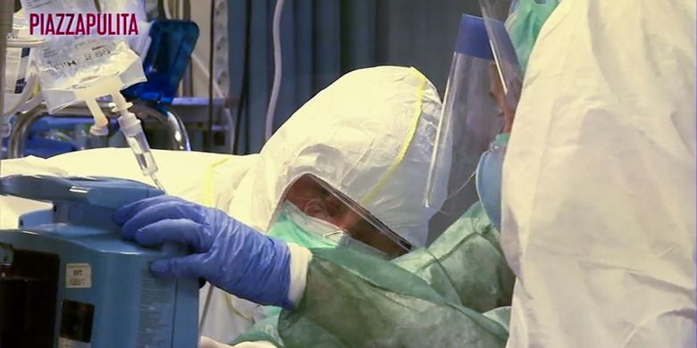 Staf medis mengenakan pakaian pelindung berada di ruang perawatan intensif Rumah Sakit Cremone, utara Italia, dalam video yang ditayangkan 5 Maret 2020. Italia saat ini menerapkan karantina dikarenakan merebaknya virus corona.