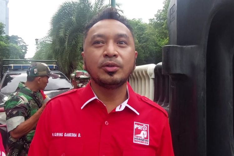 Anggota Dewan Pembina DPP Partai Solidaritas Indonesia (PSI) Giring Ganesha usai acara “Deklarasi Kampanye Pemilu Damai Tahun 2024” di Kantor KPU, Jakarta Pusat, Senin (27/11/2023).