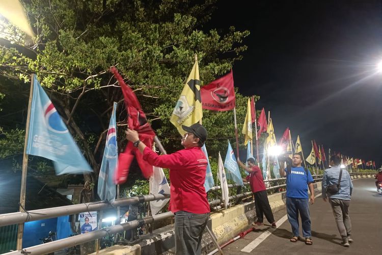 Giat penertiban alat peraga kampanye (APK) oleh Bawaslu Jakarta Timur dan KPU Jakarta Timur di flyover Pondok Kopi, Duren Sawit, Jakarta Timur, Jumat (19/1/2024) malam.