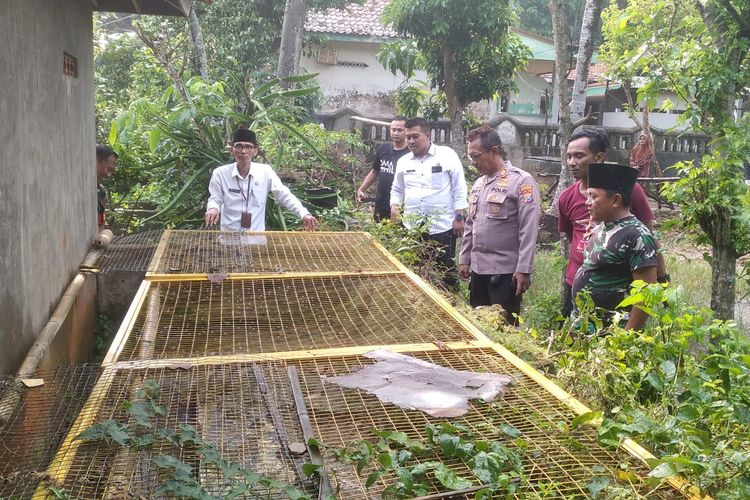Camat Tanah Merah, Heri Arifin ( baju putih, perpeci hitam) bersama Muspika setempat mendatangi kandang buaya di Desa Buddan Kecamatan Tanah Merah, Rabu (23/4/2025).