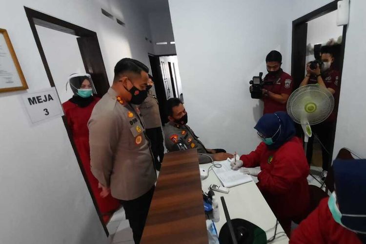 Kepala Polresta Tasikmalaya AKBP Doni Hermawan, meninjau langsung proses vaksinasi Covid-19 kepada para anggota Kepolisian yang bertugas di wilayah Kota Tasikmalaya di Asrama Kepolisian Bojong, Kota Tasikmalaya, Senin (1/3/2021).