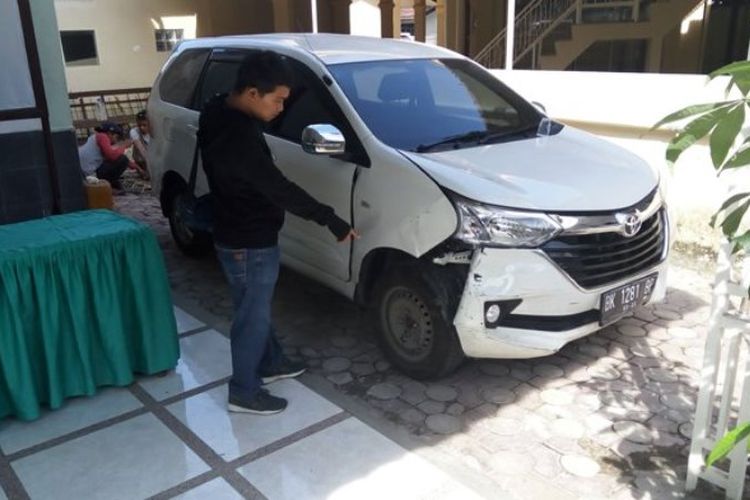 Barang bukti mobil Toyota Avanza BK 1381 BP milik sopir taksi Grab bernama David yang dibunuh dua kawanan perampok. Saat ini, barang bukti dan dua tersangka yang ditembak mati berada di RS Bhayangkara Tingkat II Medan, Senin (25/9/2017).