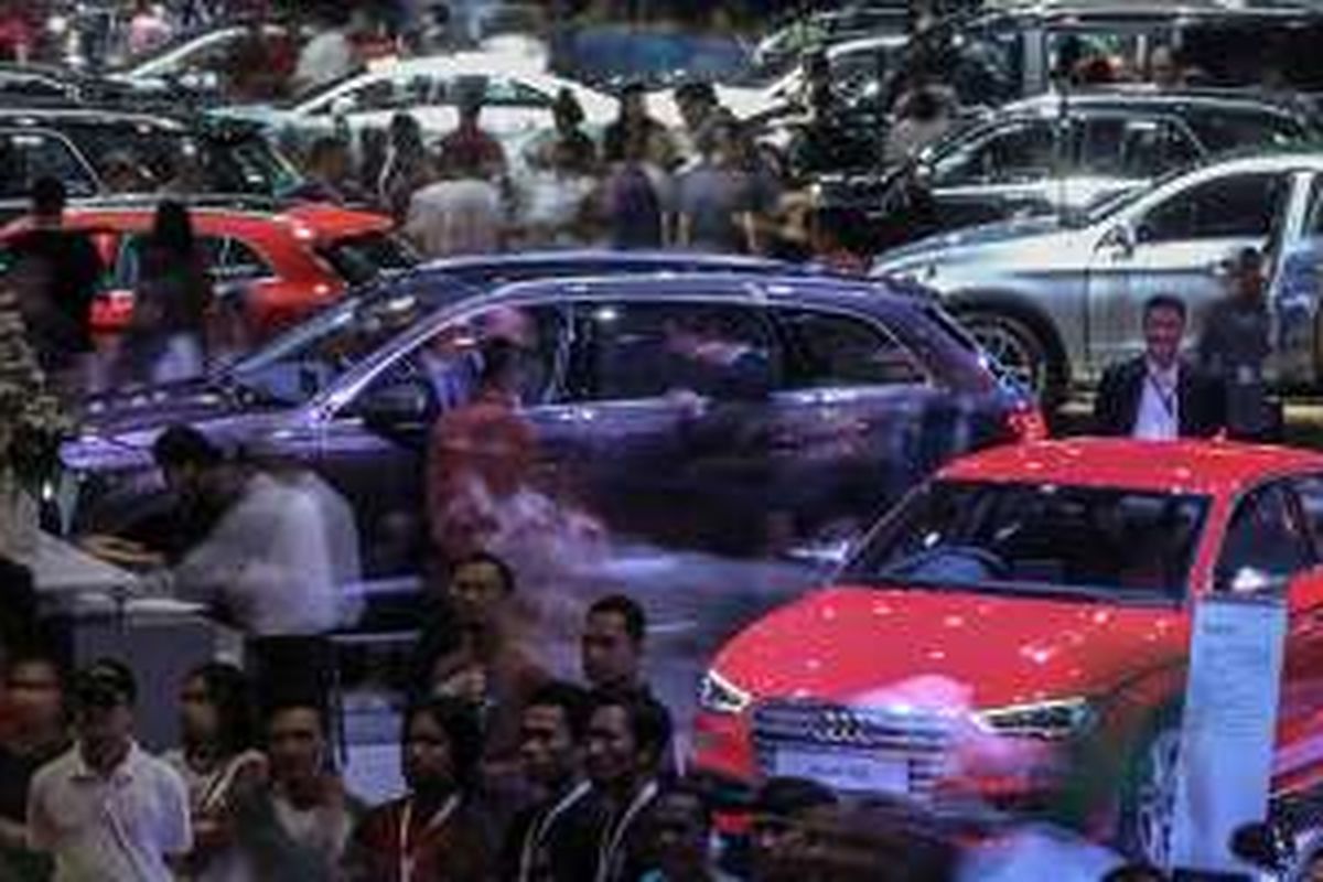 Pengunjung memadati Indonesia International Motor Show 2016 di JIExpo Kemayoran, Jakarta, Minggu (10/4/2016). Pameran otomotif ini akan berlangsung hingga 17 April mendatang.