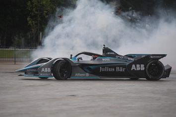 Meet and Greet Pebalap Formula E, Nyck De Vries Drifting di Monas 