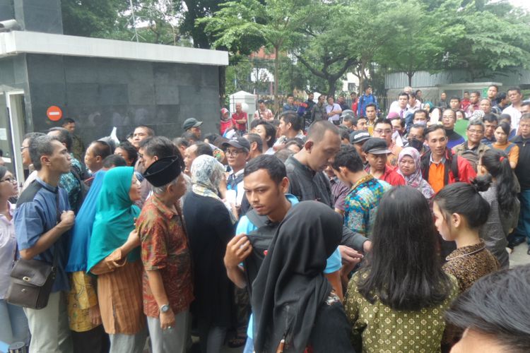 Ratusan nasabah Pandawa Group memenuhi halaman Pengadilan Negeri Jakarta Pusat, Rabu (24/5/2017).