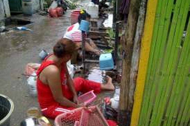 Warga korban banjir di Kota Bima terpaksa menggunakan air selokan bercampur lumpur menyusul listrik padam akibat banjir merendam rumah mereka selama dua kali dalam sepekan.