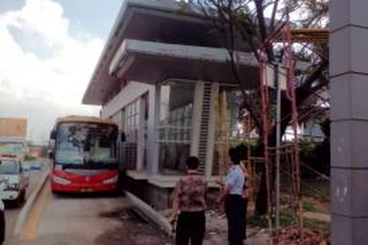 Salah satu halte transjakarta di Bekasi